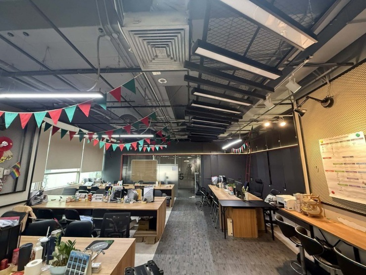 Nhiều doanh nghiệp cho nhân viên làm việc tại nhà, hỗ trợ tiền xăng - 1