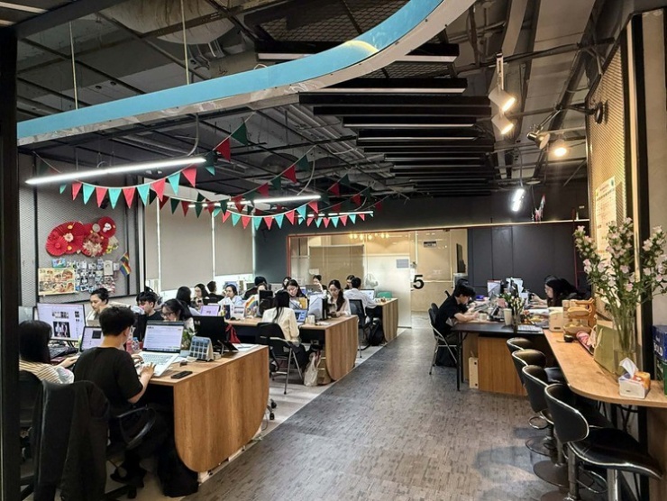 Văn phòng 5S Media trong ngày làm việc online đầu tiên, vào 1/4 (trái) và ngày làm việc thường, 2/4 (phải). Ảnh: Hằng Phạm