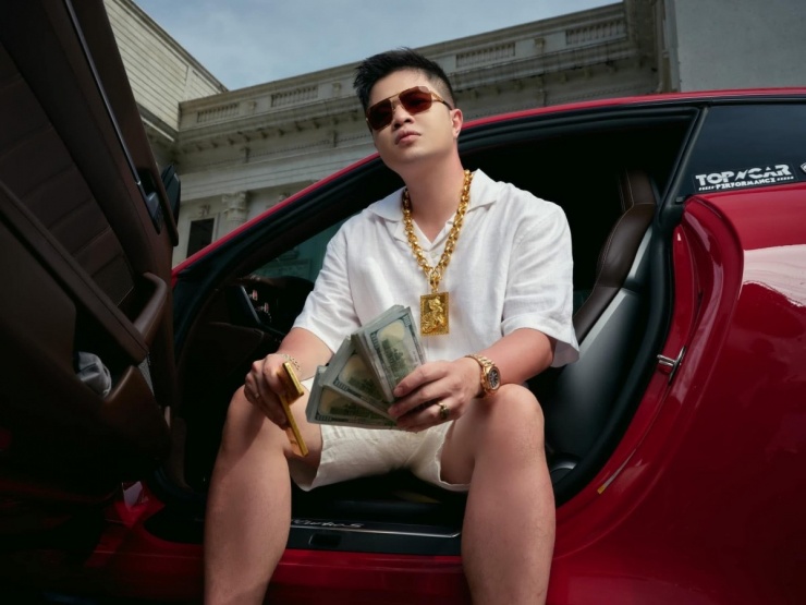 Trước khi bị bắt, Mr Pips đăng tải nhiều clip khoe tài sản, xe sang, USD để