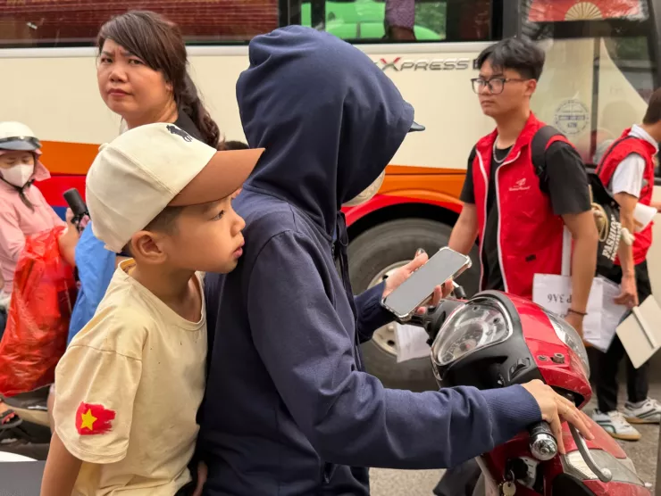 Phụ huynh đón con tại Trường tiểu học Chu Văn An chiều 2/4 (ảnh: Hà Linh)