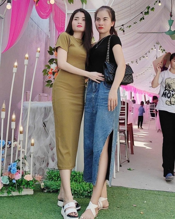 Chị Oanh (áo đen) và em gái - Nguyễn Thị Thúy&nbsp;