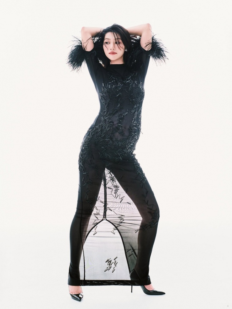 "Tấm hình lưu lại đường cong đẹp nhất cuộc đời tôi. Vóc dáng lần này mang ý nghĩa thật đặc biệt. Những điều ngày xưa mình từng nghĩ không hoàn hảo, giờ lại trở thành dấu hiệu của một hành trình đẹp, chờ đón tình yêu mới của cuộc đời tôi", á hậu bày tỏ.