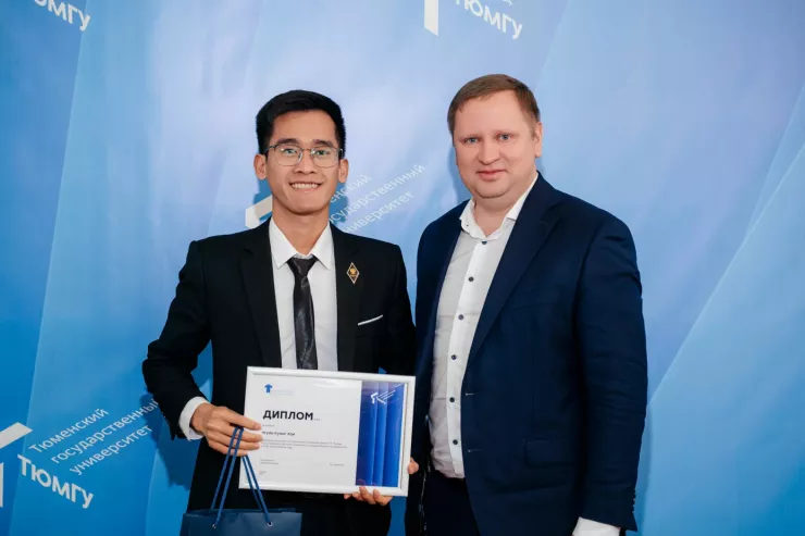 Quang Hải nhận học bổng G.F. Kutsev của Đại học Quốc gia Tyumen năm học 2025-2026.