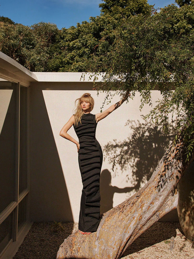 Miranda Kerr tạo dáng trong chiếc đầm từ hãng A.W.A.K.E. Mode.