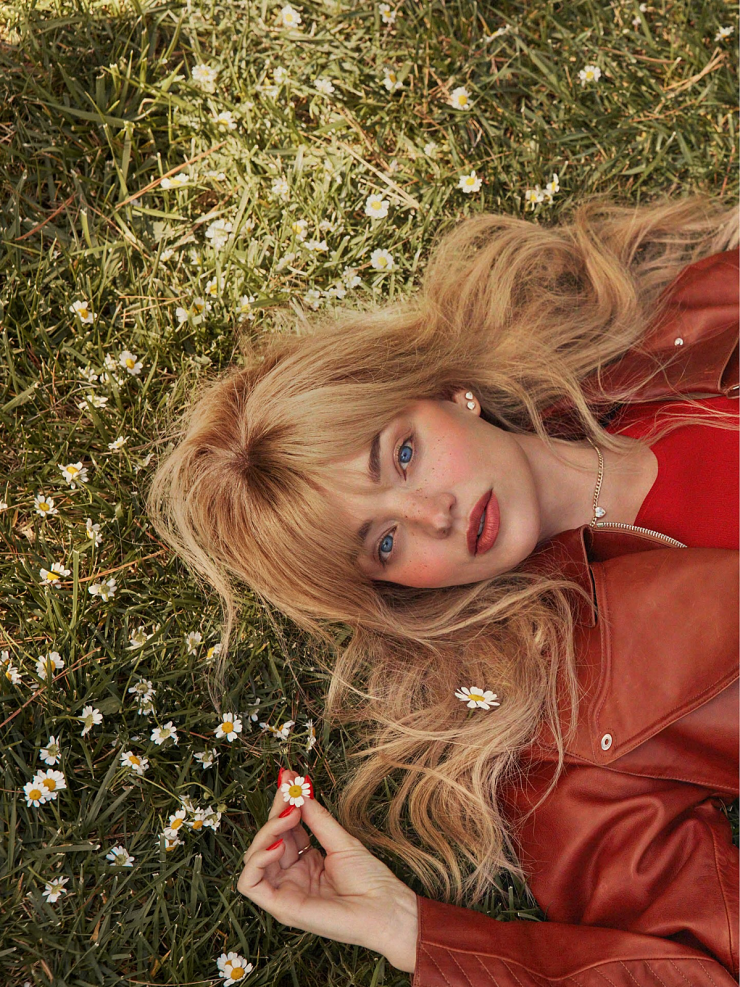 Người đẹp chọn lớp trang điểm tự nhiên, làm nổi bật đôi mắt xanh.