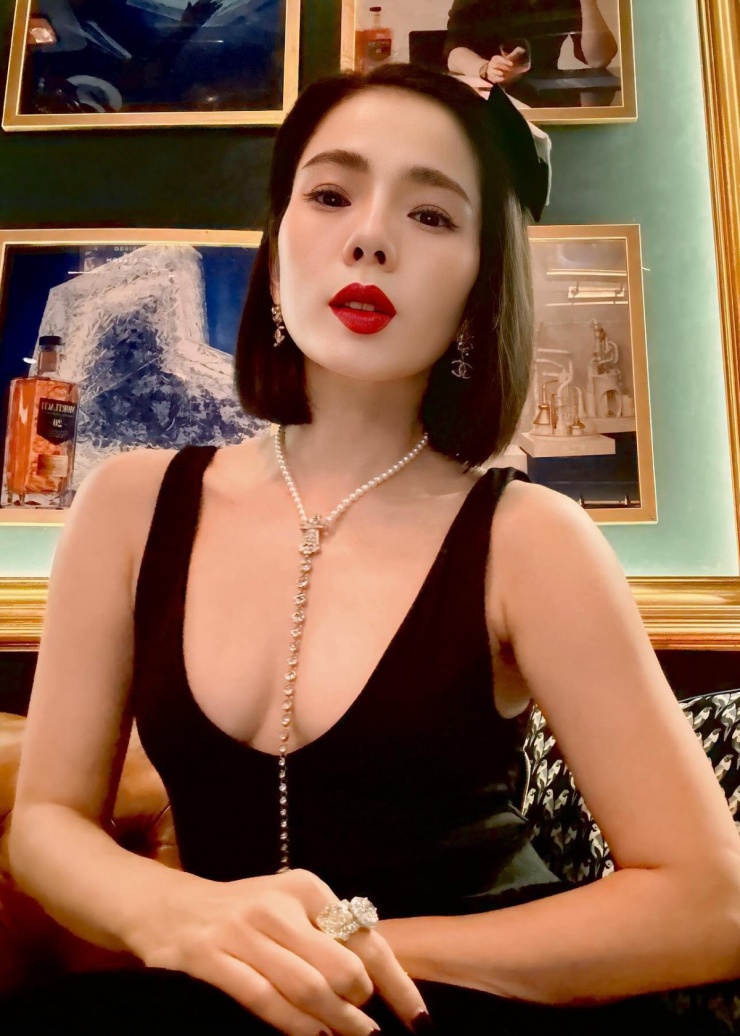 Theo Lệ Quyên, từ khi đi hát, cô không cần đến stylist mà thường chọn trang phục yêu thích. Khi lên sân khấu, cô diện đầm của nhiều nhà thiết kế trong nước. Còn ở đời thường, người đẹp gắn bó với những bộ cánh hàng hiệu gợi cảm, táo bạo.