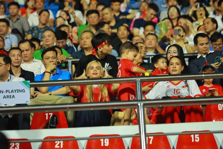 Trong 2 trận đấu vừa qua của ĐT Việt Nam, Lais Machado (áo trắng, ngồi cạnh vợ Nguyễn Xuân Son) cũng dự khán để cổ vũ bạn trai. Ảnh: Instagram Đỗ Hoàng Hên.