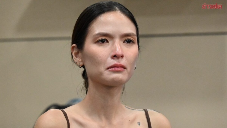 Christine bật khóc khi kể lại sự việc với cảnh sát.