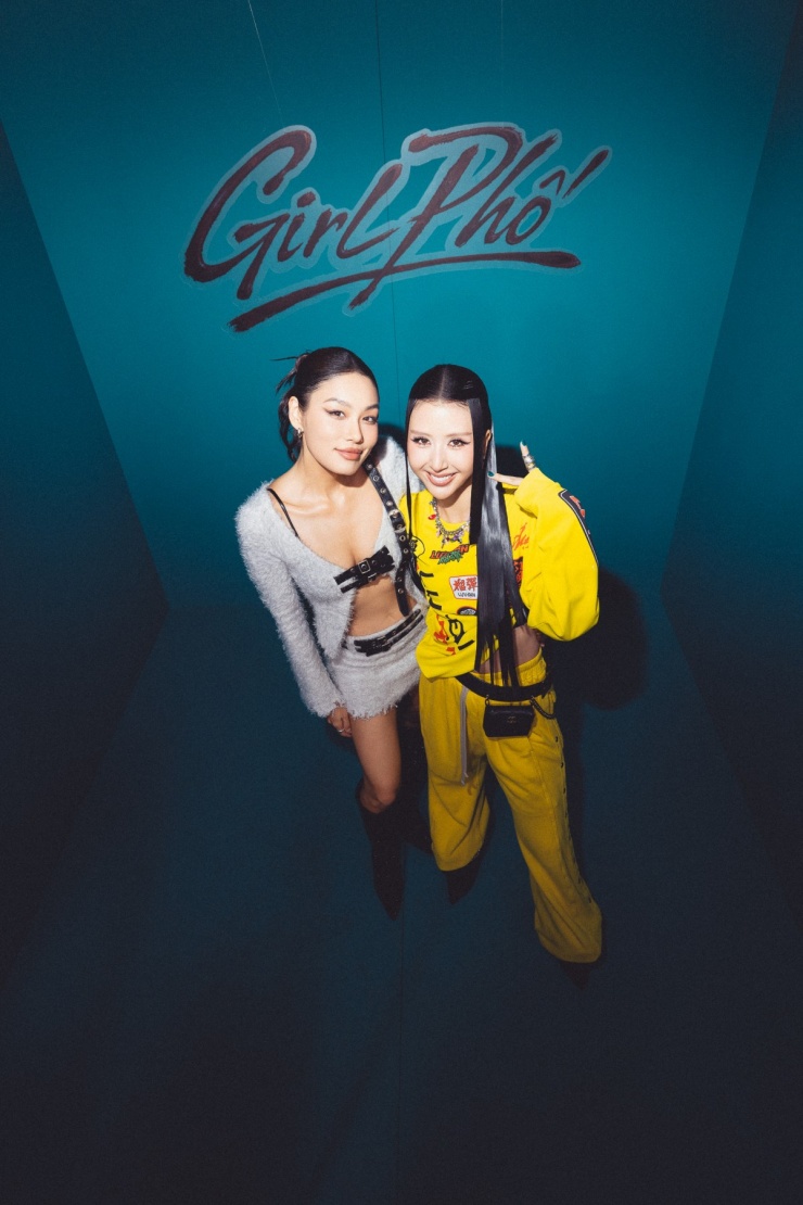 Thảo Nhi Lê khoe 'vòng một mini' trong set đồ kiểu Y2K gồm cardigan lửng và chân váy ngắn chất liệu lông mềm mại.