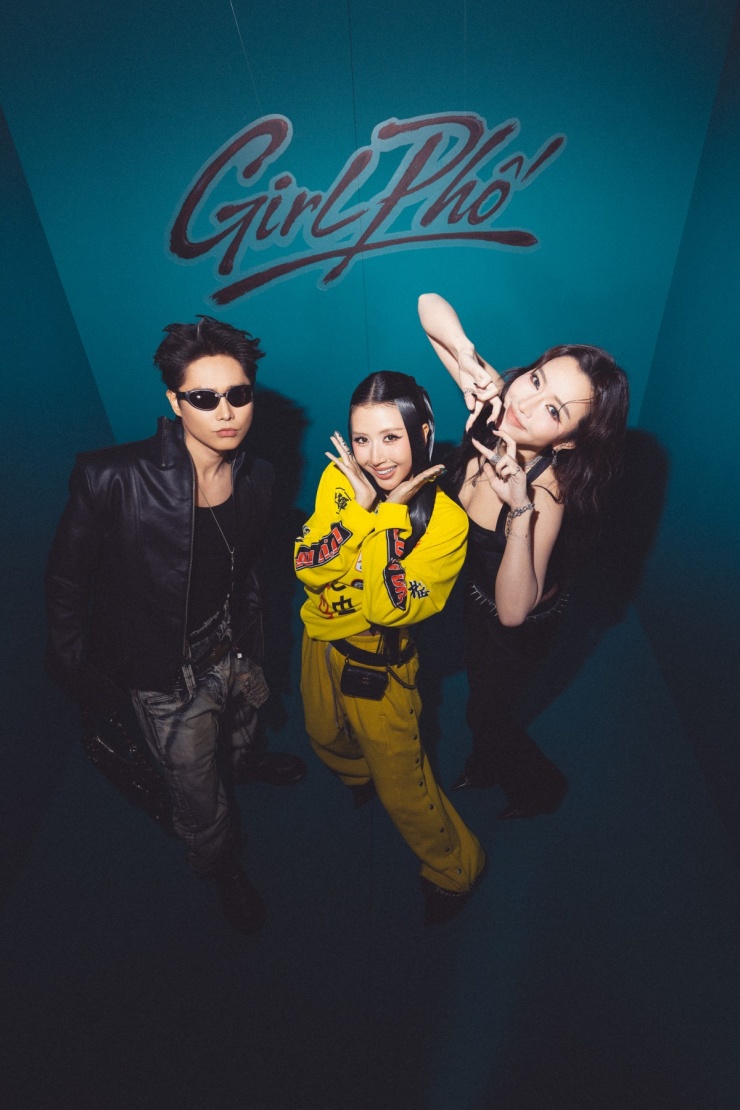 Bích Phương đi cùng bạn trai Tăng Duy Tân đến sự kiện. Cô mặc áo quây ôm sát phô diễn hình thể nuột nà.