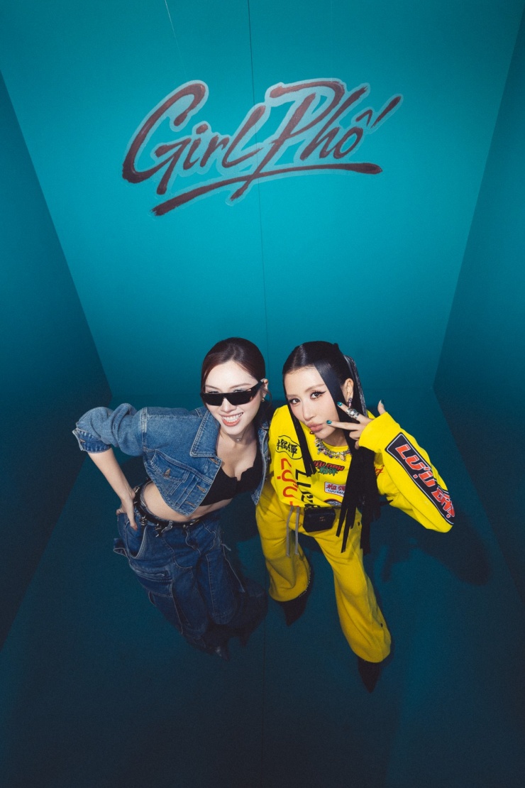 MC Thanh Thanh Huyền phối crop-top với áo khoác jeans.