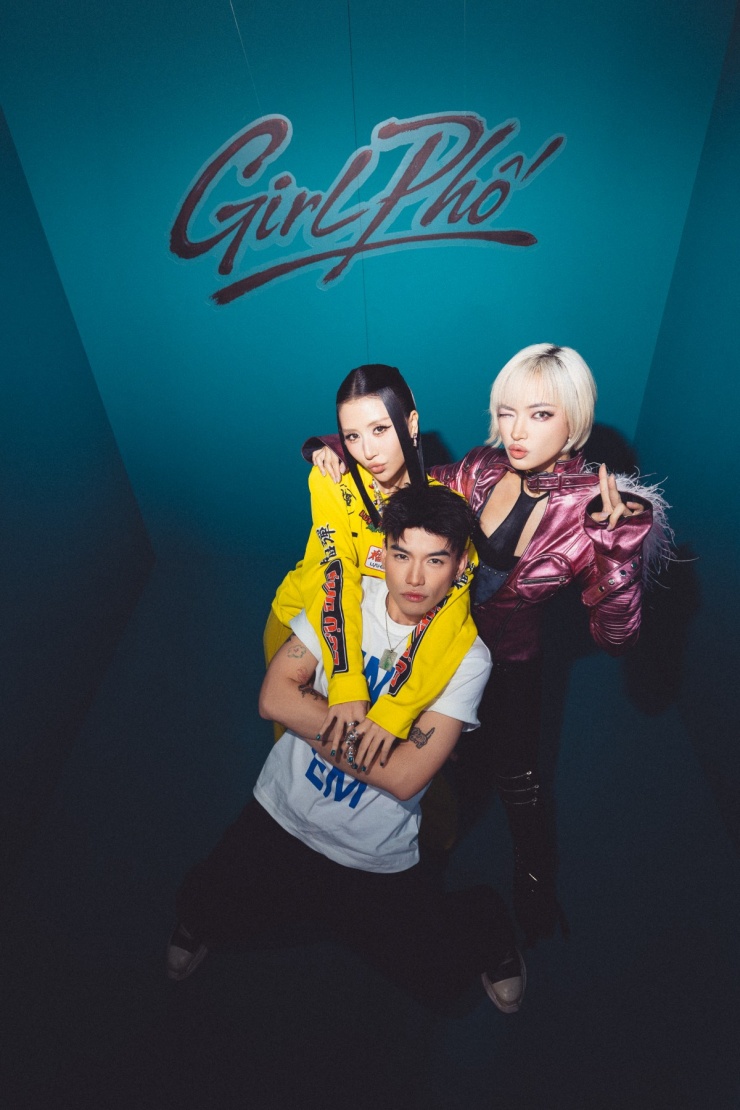 Châu Bùi chọn áo cổ yếm phá cách, tạo điểm nhấn bằng áo khoác da bóng và màu tóc bạch kim.