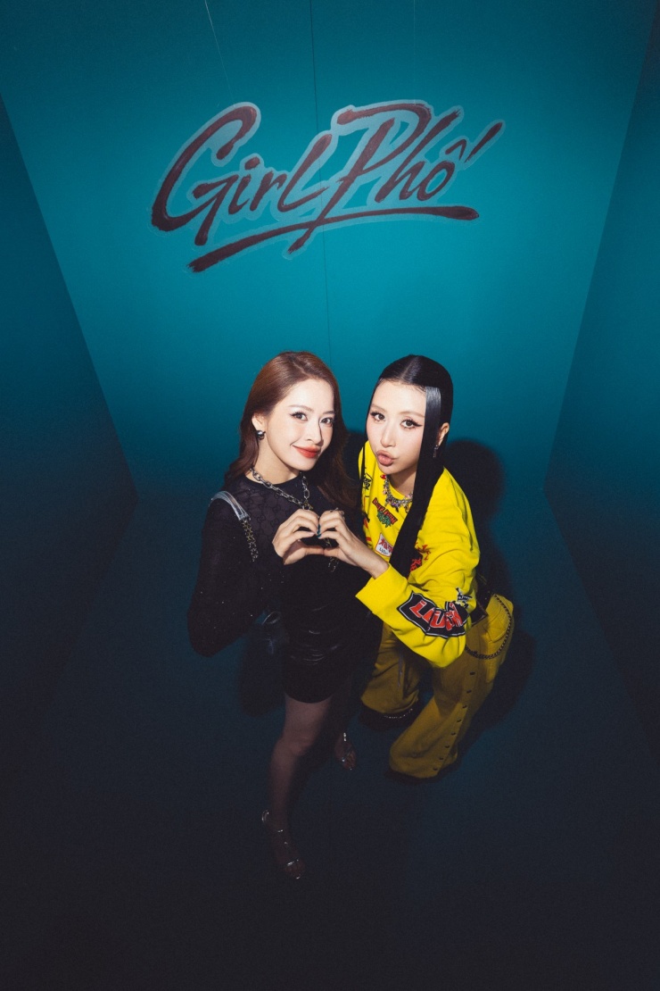 Bạn thân Chi Pu cũng có mặt để ủng hộ sản phẩm mới của Quỳnh Anh Shyn. Trước đó, ca sĩ kiêm fashionista đến chúc mừng Chi Pu ra mắt công ty và giới thiệu dàn nghệ sĩ do cô quản lý.