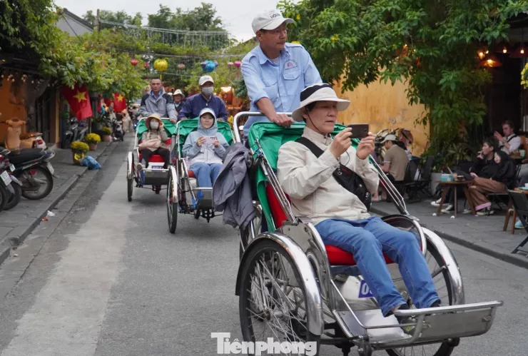 Du khách dạo phố cổ Hội An bằng xích lô.