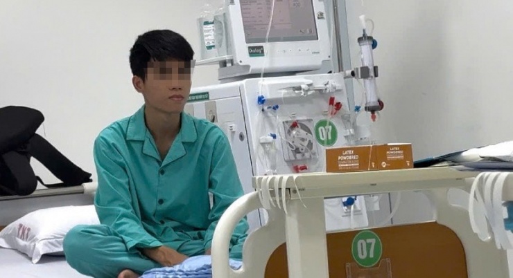 Khi nằm trên giường bệnh, anh Hoàng ân hận vì những ngày tháng thức khuya, nghiện nước ngọt. Ảnh: NVCC.