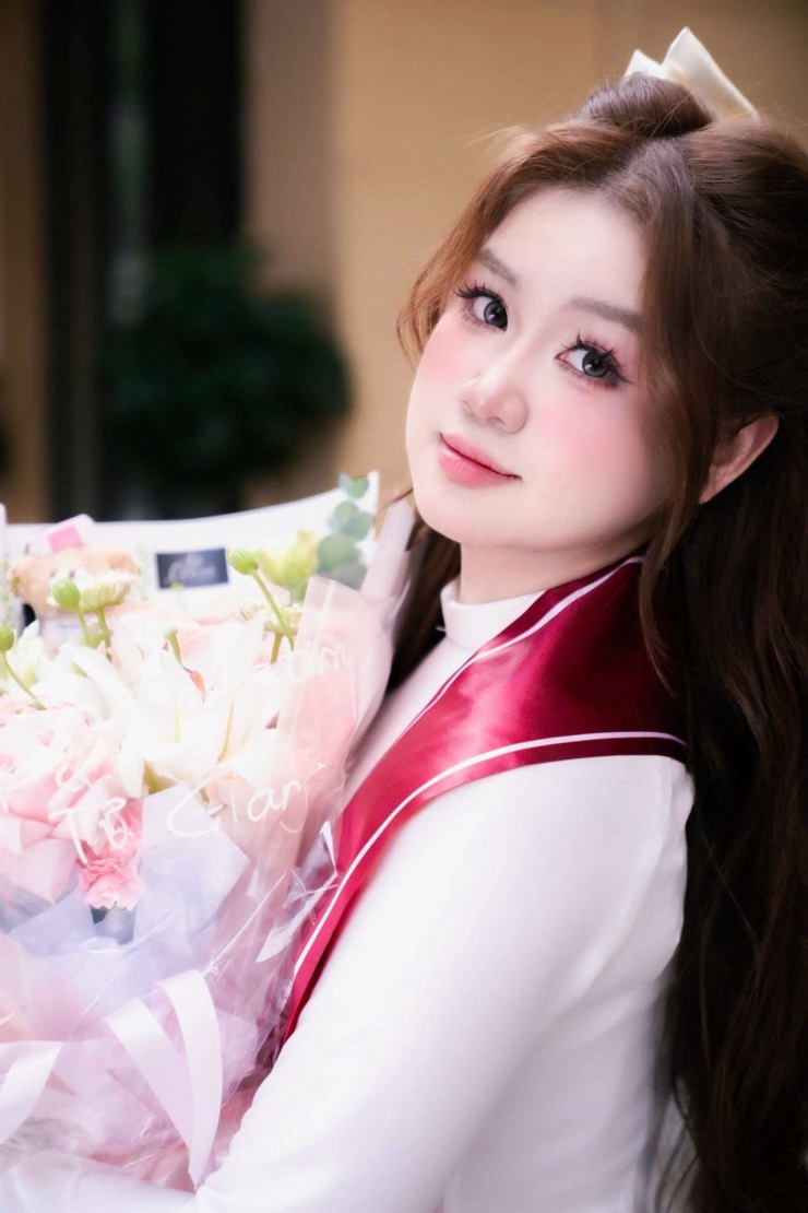 Hoàng Hoa Tuệ Giang đang là học sinh lớp 12 Chuyên Ngữ Văn 1. Ảnh: NVCC