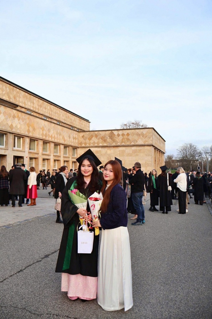 Tuệ Giang và chị gái cũng từng là học sinh chuyên Văn. Ảnh: NVCC