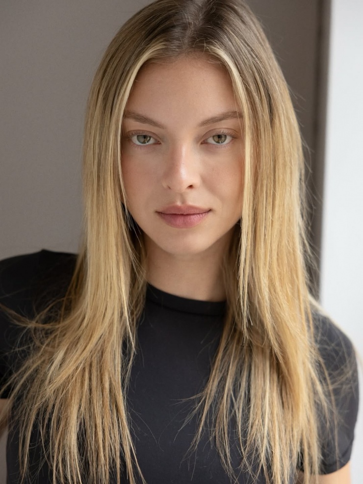 Luisa Laemmel sinh ra và lớn lên ở Zurich, Thụy Sĩ, bắt đầu sự nghiệp người mẫu ở tuổi 16 sau khi tham gia cuộc thi Elite Model Look. Song song công việc người mẫu, cô theo học ngành tâm lý học tại Anh, tốt nghiệp cử nhân chuyên ngành Tâm lý học. Nhiều khán giả nhận xét cô có gương mặt hao hao minh tinh Amanda Seyfried.