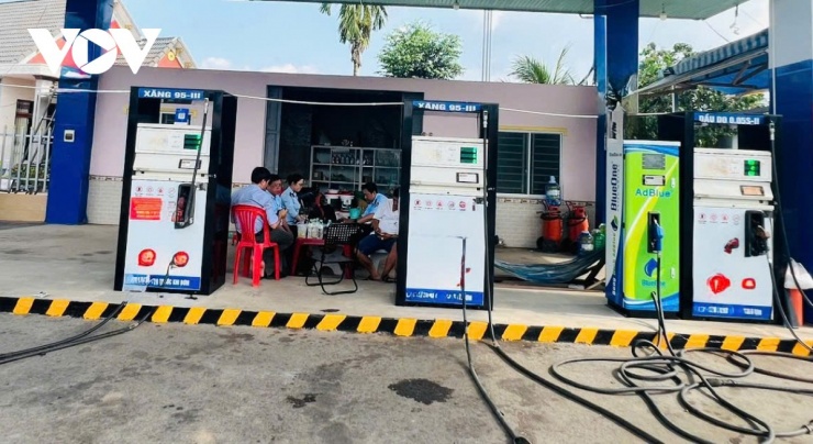 Một cửa hàng kinh doanh xăng dầu vi phạm về giá bị cơ quan chức năng xử lý.
