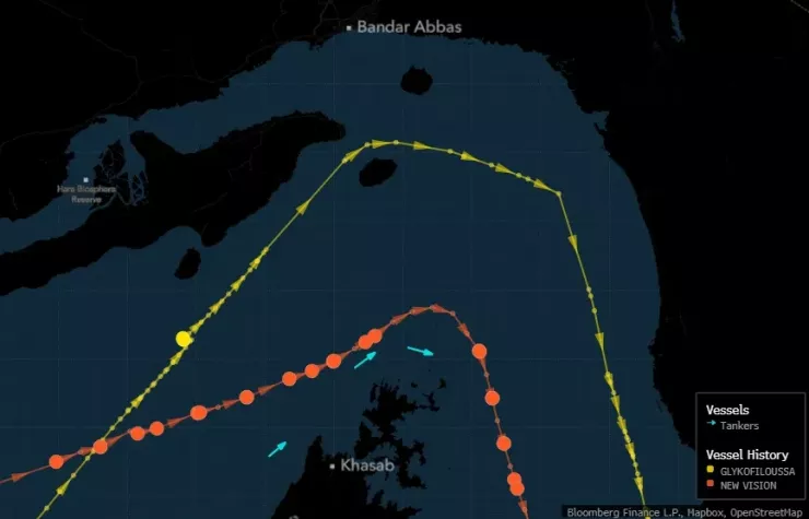 Ba con tàu có vẻ đã bám sát bờ biển Oman để đi qua eo biển Hormuz. (Ảnh: Bloomberg)