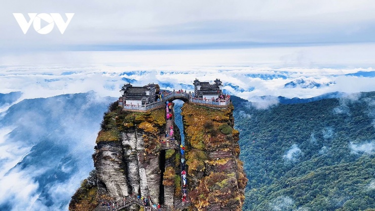 Hai điện thờ cheo leo trên đỉnh núi khi trời hửng nắng chụp bằng flycam