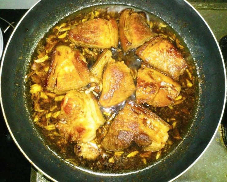 Đổ nước ướp thịt và rim cho thấm