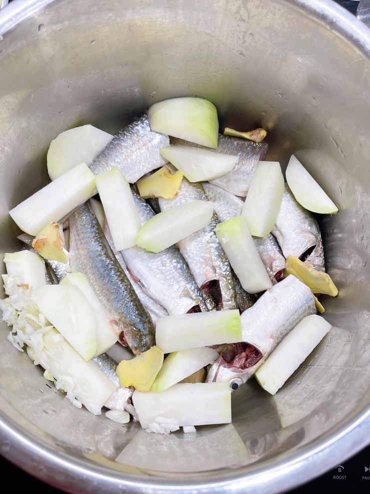 Xếp cá vào nồi chuẩn bị ướp