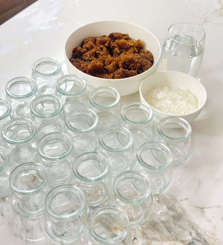 Chuẩn bị 20 hủ thuỷ tinh (hủ dùng làm sữa chua), đường phèn và nước lọc