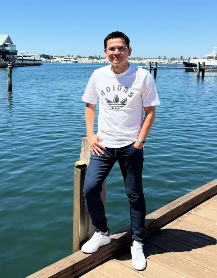 Đầu tháng 3, Kiatisuk cùng gia đình nghỉ dưỡng ở "thành phố ánh sáng" Perth - thủ phủ bang Tây Australia bên bờ Ấn Độ Dương, là một trong những thành phố lớn nhất Australia. Cựu danh thủ 53 tuổi được fan khen năng động, trẻ trung với áo thun, quần jeans, giày thể thao.