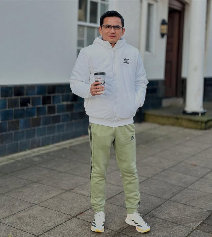 Ông phối cả set đồ phong cách thể thao khi dạo chơi, uống cà phê cùng bạn bè.