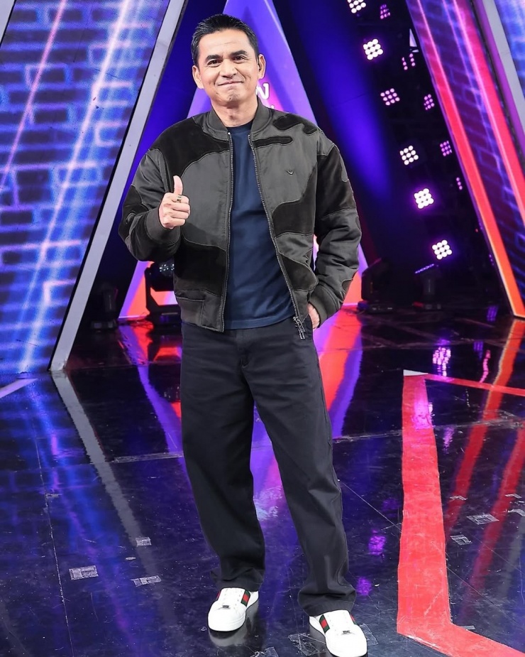 Ông chọn phong cách khỏe khoắn, gam trung tính khi làm khách mời chương trình The wall song giữa năm ngoái. Ngoài thể thao, Kiatisuk có tài ca hát, chơi guitar và nhiều nhạc cụ.