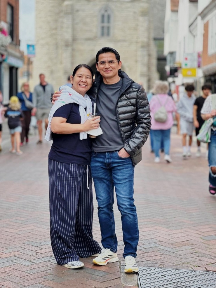 Cả hai diện đơn giản, trung tính trong chuyến du lịch châu Âu đầu năm ngoái. Theo Thairath, Kiatisuk bỏ ngoài tai những lời chê nhan sắc vợ khi về già. Với ông, bà Asarapa Senamuang luôn xinh đẹp như thuở đôi mươi.