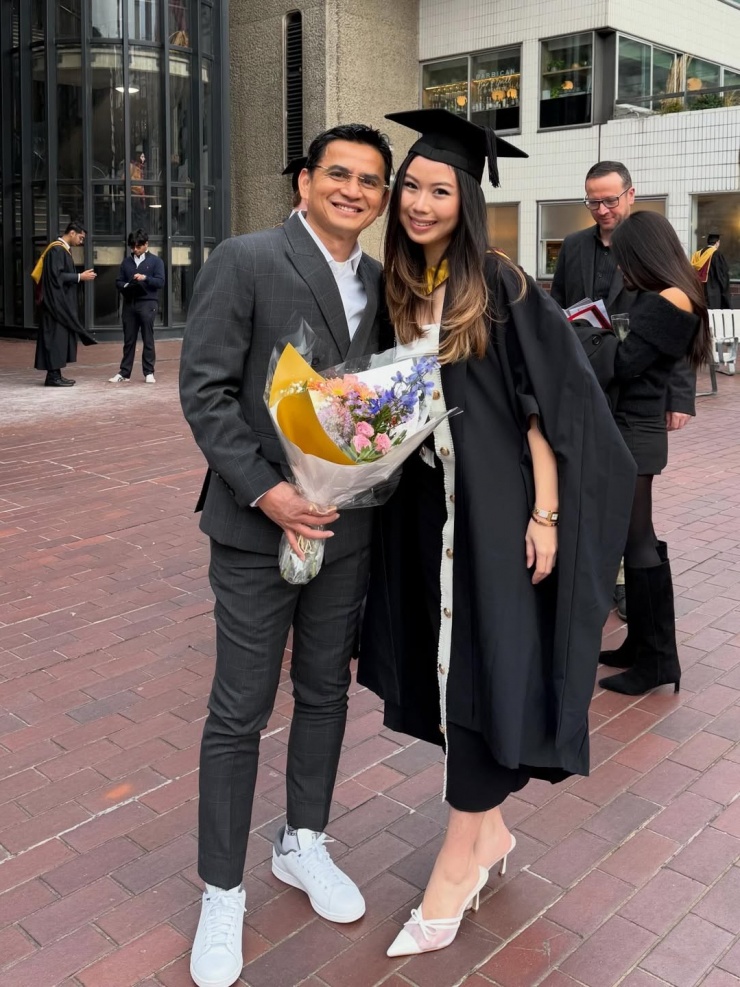 Kiatisuk phối trang phục phong cách lịch lãm với giày thể thao trong lễ tốt nghiệp Đại học Surrey (Anh) của con gái thứ hai - Proud, hồi cuối tháng 1. Ông cho biết tự hào khi con vượt nhiều khó khăn trong sáu năm du học Anh và sắp tới học thạc sĩ.