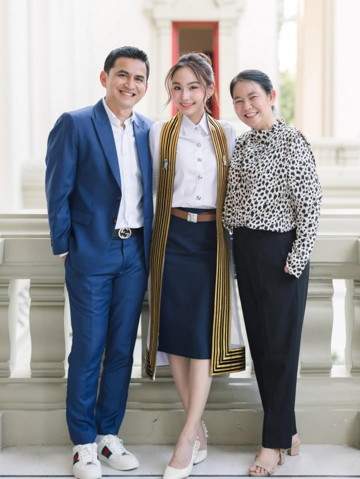 Năm ngoái, vợ chồng Kiatisuk đăng ảnh mừng con gái đầu lòng Perth tốt nghiệp ngành Kinh tế tại Đại học Chulalongkorn - trường danh giá nhất Thái Lan. Theo Sanook, Perth có lượng fan đông đảo nhờ phong cách trẻ trung, năng động, hoạt ngôn và cách giao tiếp duyên dáng.