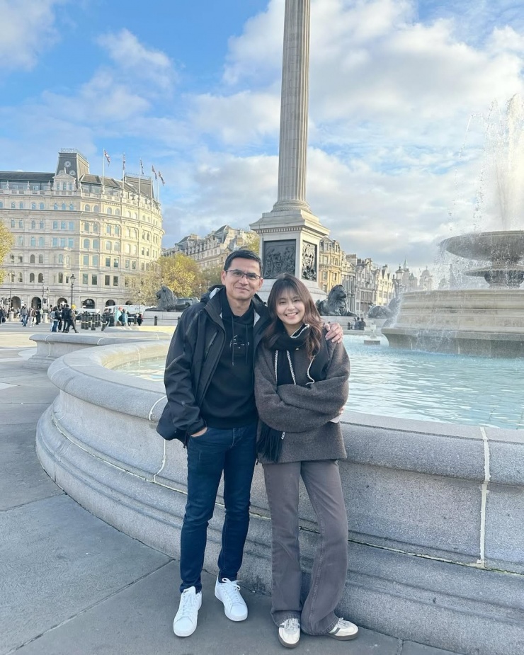 Cựu danh thủ và con gái út Pearl diện gam trung tính khi dạo chơi châu Âu. Hiện Pearl theo học Đại học Loughborough ở Anh. Thairath cho biết Pearl có nét dịu dàng giống mẹ và khá kín tiếng.