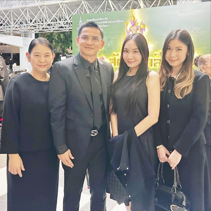 Vợ chồng cựu danh thủ và hai con gái lớn diện gam đen đồng điệu dự sự kiện ở Bangkok, hồi năm ngoái.