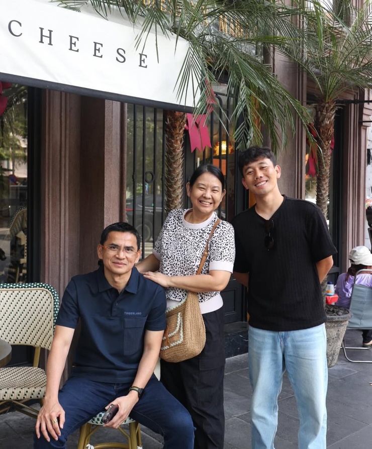 Kiatisuk và bạn đời diện giản dị đi uống cà phê với cầu thủ Minh Vương (phải) khi anh qua Thái Lan du lịch. Kiatisuk từng dẫn dắt Minh Vương thời ông làm huấn luyện viên câu lạc bộ Hoàng Anh Gia Lai.