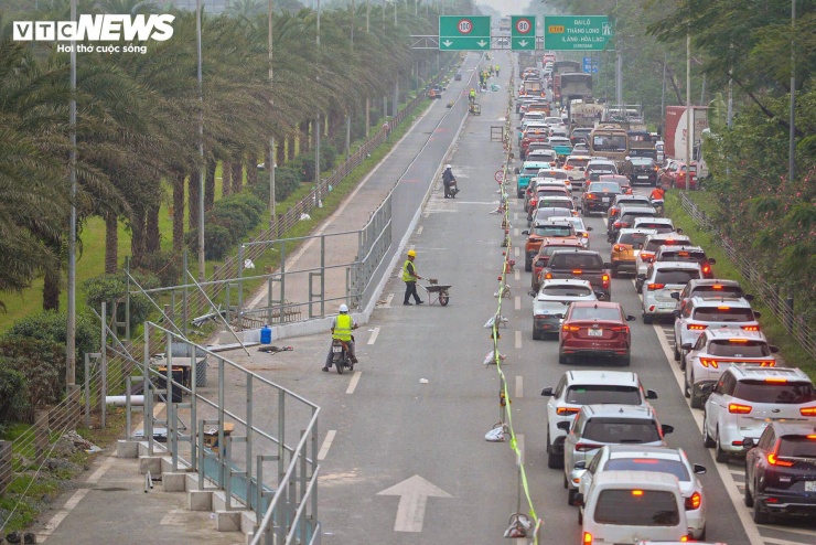 Rào chắn thi công metro số 5, Đại lộ Thăng Long tắc dài - 3