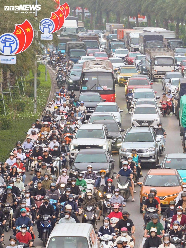 Rào chắn thi công metro số 5, Đại lộ Thăng Long tắc dài - 5