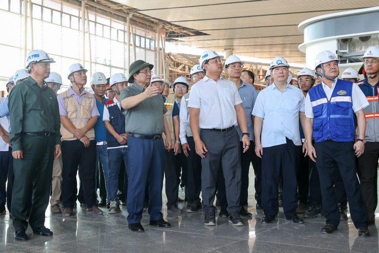 Thủ tướng Phạm Minh Chính kiểm tra tình hình, tiến độ xây dựng sân bay Long Thành ngày 29/3. Ảnh: Nhật Bắc