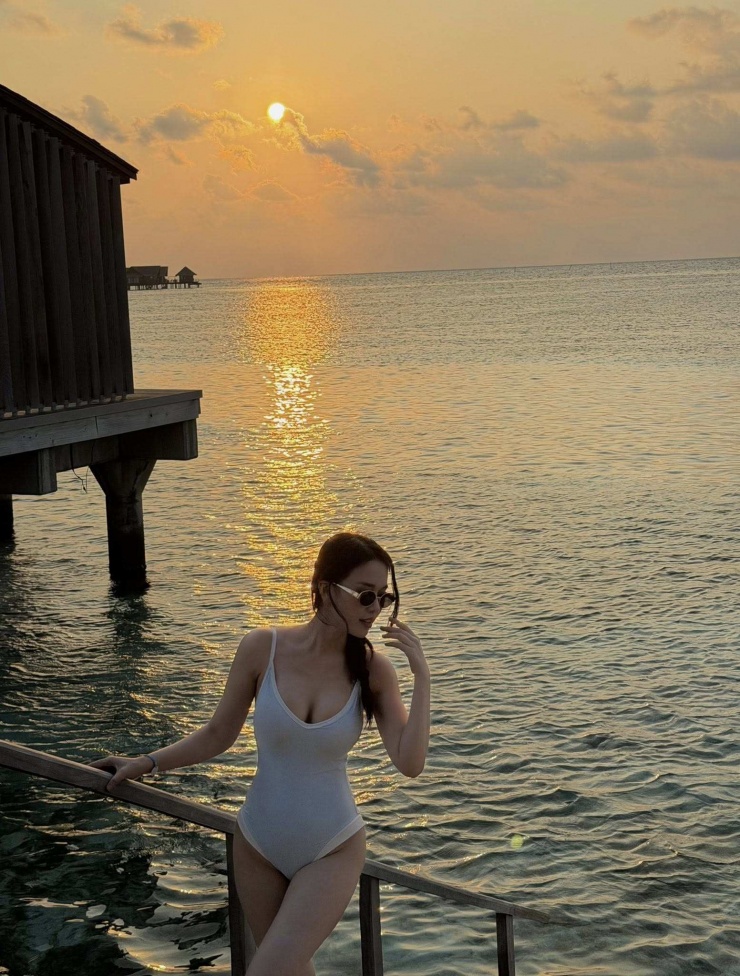 Vốn là MC quen thuộc của VTV trong những set đồ công sở thanh lịch, trang nhã, nên lần hiếm hoi khoe dáng này khiến Ngô Mai Phương nhận cả nghìn like. Dân tình ai nấy đều trầm trồ trước body "mẹ 2 con" quá đỗi nuột nà, bỏng mắt.