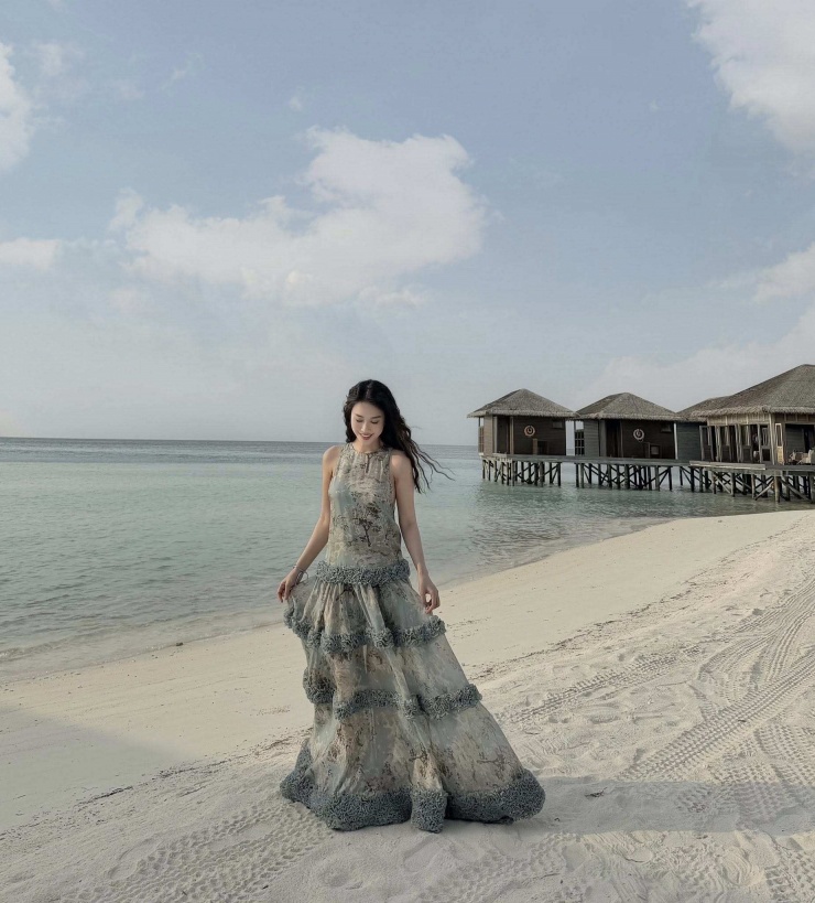 Không cần những trang phục quá táo bạo, chỉ với phom đơn giản và cách tạo dáng nhẹ nhàng, Ngô Mai Phương vẫn ghi điểm nhờ vẻ ngoài cuốn hút.