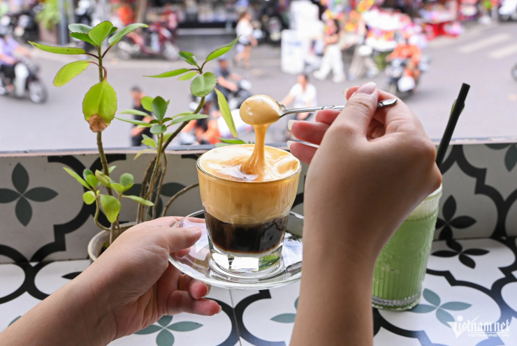 Quán cà phê gặp khó với khách ngồi lâu. Ảnh: Huy Nguyễn