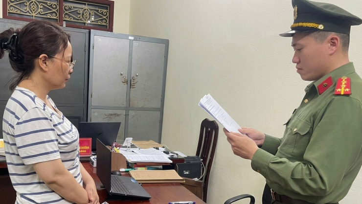 Đối tượng&nbsp;Cao Thị Hạnh tại cơ quan điều tra