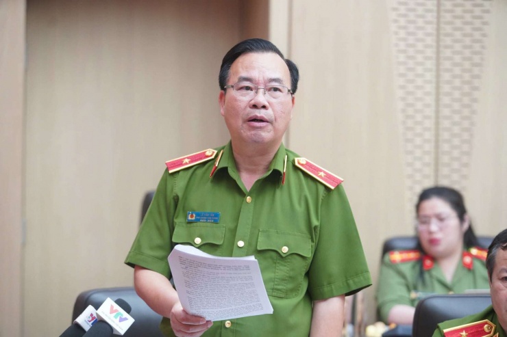 Thiếu tướng Lê Văn Tân thông tin tại họp báo. Ảnh: X.A