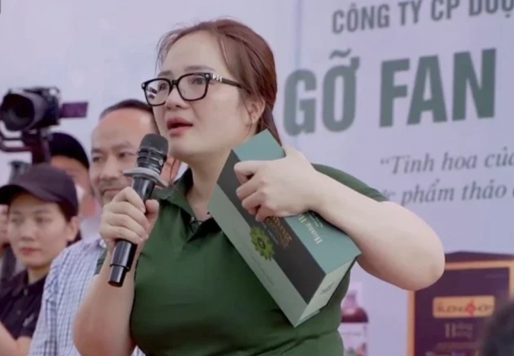 Hoàng Hường trong một lần gặp gỡ "fan" hâm mộ. Ảnh: FBNV