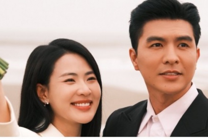 Steven Nguyễn "Không giới hạn" ôm đàn hát tặng Minh Trang bài "50 năm về sau"