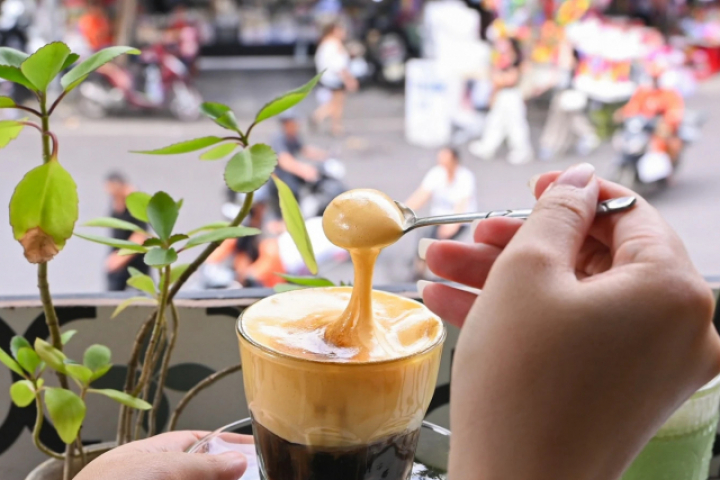 10 người vào quán gọi ly nước ngồi cả ngày: Không thể 'đuổi khách', phải làm sao?