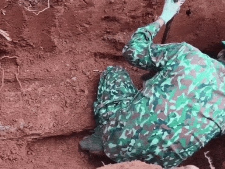 Phát hiện lọ thuỷ tinh nghi chứa thông tin quan trọng chôn cùng hài cốt liệt sĩ