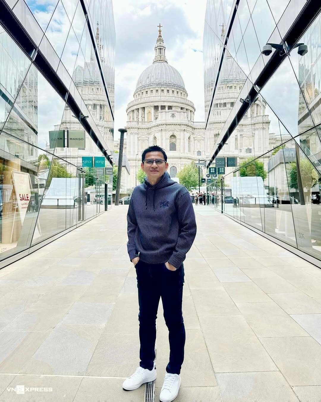 Trong chuyến khám phá London, Anh cuối năm ngoái, ông trẻ hóa phong cách với mốt áo chui đầu, sneakers.